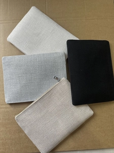 Lot de quatre sacs seaux tissés texturés en blanc, gris, noir et beige avec fermeture éclair métal