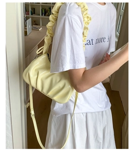 Détail du sac sous l'aisselle jaune clair froncé avec bandoulière volantée et sangle réglable