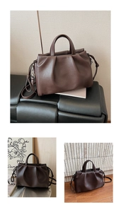 Dettaglio borsa marrone caffè in pelle litchi con coulisse e design a pieghe morbide