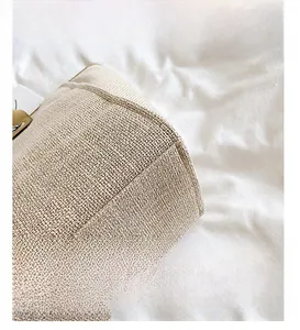 Gros plan du coin d'un sac seau tissé montrant les coutures et la texture du tissu