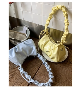 Détails des mini sacs nuages froncés bleu et jaune avec finition vernie et zip argenté