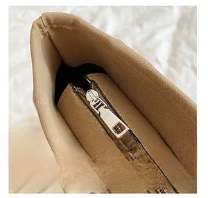 Vue macro de la fermeture éclair en métal et du cuir texturé sur le sac seau beige