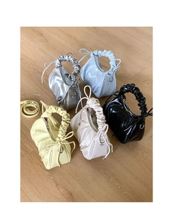 Vue à plat de sacs fourre-tout froncés en argent, bleu, jaune, beige et noir
