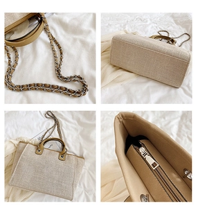 Détails du sac cabas en toile beige montrant la bandoulière, le fond et la fermeture éclair