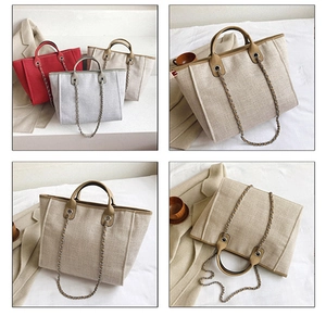 Détails de sacs cabas en toile rouge, gris et beige avec poignées en cuir et bandoulières