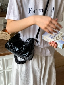 Sac à bandoulière plissé noir brillant avec poignée chouchou et longue sangle femme