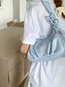 Sac à bandoulière plissé bleu clair en cuir verni brillant pour un style minimaliste