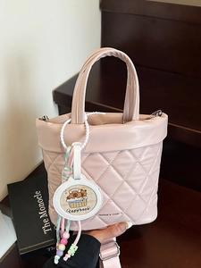 Borsa a secchiello rosa trapuntata con manici e ciondolo capybara su base scura
