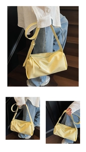 Detail der gelben glänzenden Baguette-Tasche aus Kunstleder mit breitem Schultergurt
