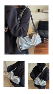 Detailansicht einer silbernen Metallic-Tasche mit verstellbarem Riemen und weicher Textur