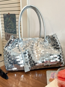 Sparkling silver sequin tote bag with metallic reflection and large capacity shoulder strap