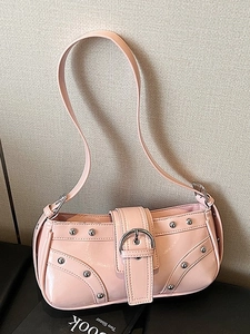 Sac sous le Bras en Cuir PU Punk Y2K pour Femmes Rivets Argentés Grande Boucle Sac à Épaule Brillant Mode Rétro Sac Bandoulière Baguette