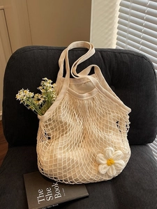 Minimalist cotton mesh shopping bag with inner lining and floral daisy knit decoration