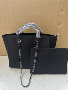 Ensemble sac seau en toile noire avec chaîne en métal et petite pochette assortie