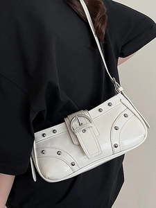 Sac sous le bras blanc brillant avec rivets argentés et boucle métal style Y2K