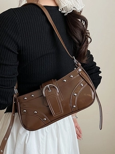 Sac sous le bras en simili cuir marron avec clous argentés et boucle en métal