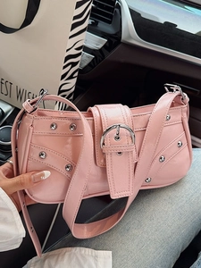 Sac sous le bras en cuir verni rose avec clous argentés et style Y2K