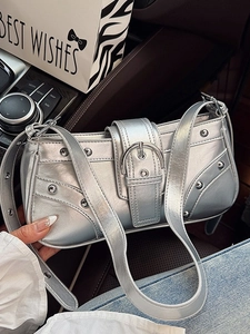 Sac sous le bras punk argenté avec rivets et boucle dans l'habitacle d'une voiture