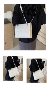 Gros plan sur le sac à bandoulière matelassé blanc avec bandoulière en chaîne élégante