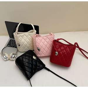 Sacs seaux matelassés en beige, rose, rouge et noir avec breloque cœur