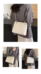 Détail du sac à bandoulière matelassé beige avec chaîne en métal et couture élégante