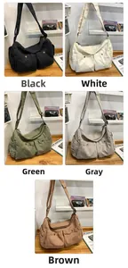 Details von fünf Farben der großen Canvas-Kuriertaschen mit praktischen Utensilien-Taschen