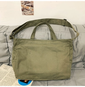 Sac cabas en toile vert olive avec bandoulière réglable et grande poche avant
