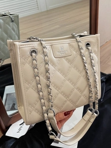 Sac cabas classique en cuir matelassé crème avec bandoulière chaîne argentée