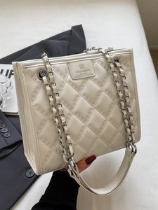 Sac fourre-tout matelassé crème avec bandoulière chaîne argentée et texture cuir
