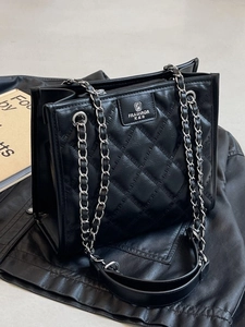 Sac à bandoulière matelassé noir élégant avec coutures losanges et chaîne argentée