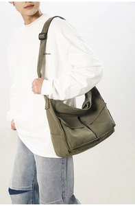 Vue détaillée du sac cabas en toile vert militaire avec poches à rabat
