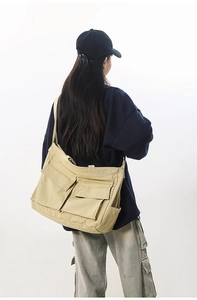 Vue arrière d'un grand sac fourre-tout en toile kaki avec poches utilitaires pour le quotidien