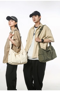 Detailansicht neutraler Canvas-Umhängetaschen in Beige und Armeegrün im Vergleich