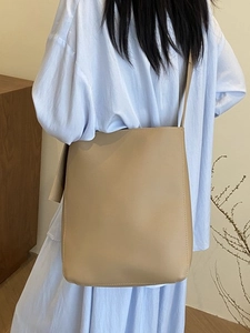 Minimalist khaki bucket shoulder bag for women with large capacity and sleek stitching