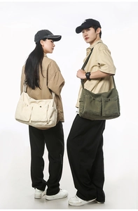 Details großer Canvas-Umhängetaschen in Beige und Olivgrün mit Metall-Druckknopftaschen