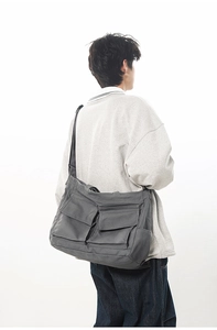 Détails du sac bandoulière en toile gris foncé avec de grandes poches et sangle réglable