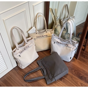Borse tote in tela in quattro colori con logo TAOCAITU e tasche laterali