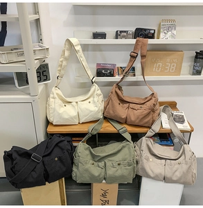 Detaillierter Vergleich von Vintage Canvas Umhängetaschen in fünf Farben auf Retro-Hintergrund