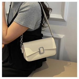 Τσάντα ώμου off-white με υφή lychee, ασημένια αγκράφα και λεπτομέρεια λουριού αλυσίδας