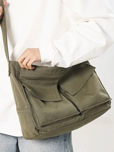Grand sac messager vintage en toile vert olive avec deux poches et bandoulière large