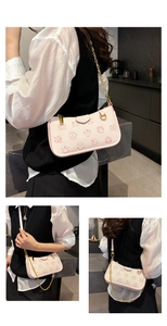 Vue détaillée du sac baguette en similicuir rose avec motifs zodiacaux et chaîne dorée
