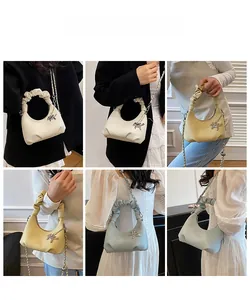 Détails des sacs hobo froncés en blanc, jaune et bleu avec texture lychee et chaîne