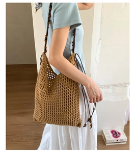 Detail der gewebten Netztasche mit Retro-Holzperlengurt und Kordelzugverschluss