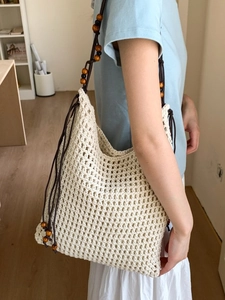 Sac seau au crochet beige avec sangle en perles de bois pour les vacances d'été