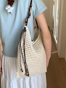 Sac seau hobo ajouré avec perles en bois et maille crochetée pour vacances d'été à la mer