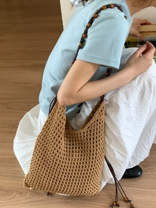 Sac seau kaki tissé à la main avec design en maille et bandoulière en perles de bois pour la plage