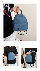 Détail du mini sac à dos en denim matelassé bleu avec fermoir rotatif et bretelles