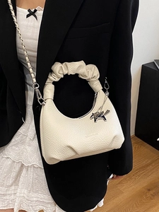 Sac hobo plissé beige chic avec breloque cheval argentée et bandoulière en chaîne