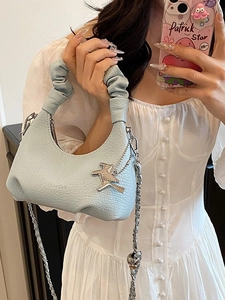 Sac demi-lune en cuir texturé bleu clair avec anse plissée et chaîne argentée