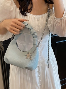 Sac à main bleu clair en cuir texturé avec anse plissée et bandoulière chaîne argent